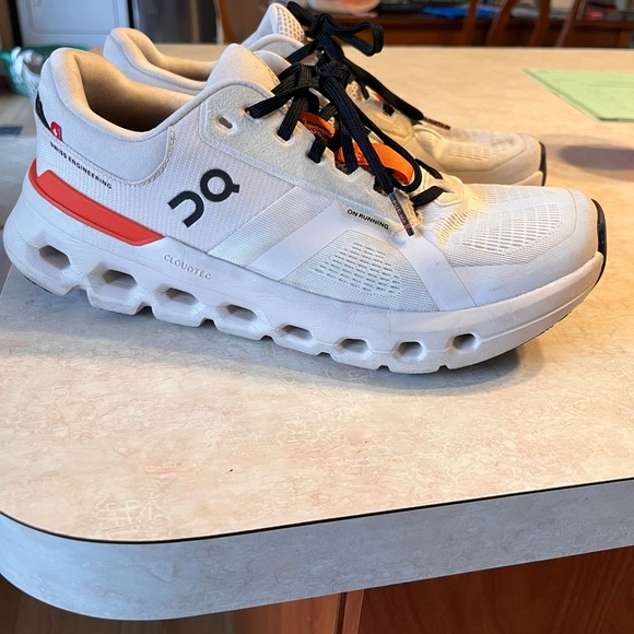 On Cloudrunner 2 Womens Size 9.5 - Used Great Condition - Picture 2 of 3